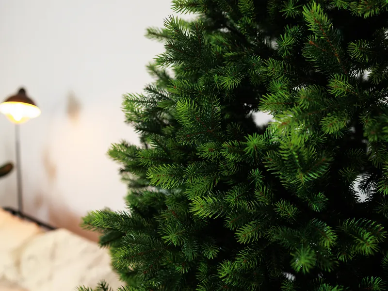 Лита ялинка Santa-S у світлій вітальні